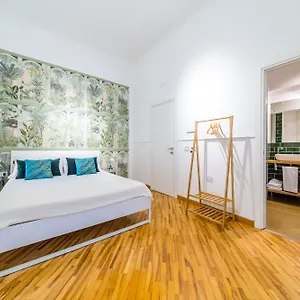 starguest-napoli-central-close-by-metro-and-museum.hotels-amalfi.com/